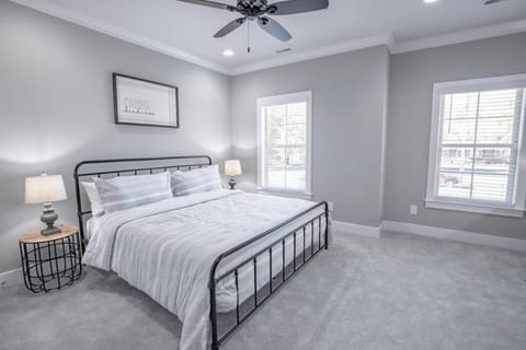 The Retreat Modern 2bed 2.5bath House in Tennessee