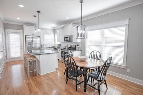 The Retreat Modern 2bed 2.5bath House in Tennessee