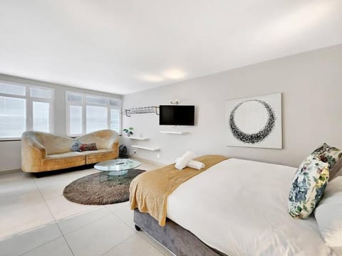 Epic mountain views-Loadshedding FREE-Self Checkin Apartment in Cape Town