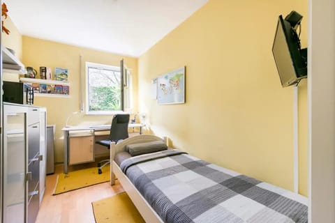 Bed, TV and multimedia, View (from property/room), Photo of the whole room, Seating area, Bedroom