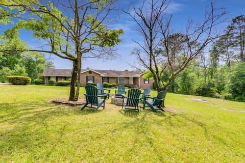 Property building, Day, Natural landscape, Garden, Garden, Seating area, Garden view