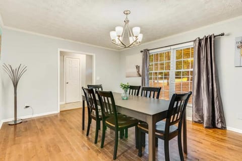 Seating area, Dining area