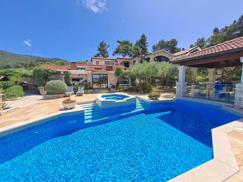 Property building, Day, Natural landscape, Hot Tub, Balcony/Terrace, Mountain view, Pool view, Swimming pool, group of guests, Open Air Bath, sunbed