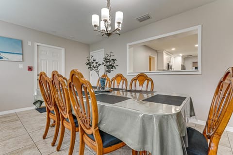 10 Mi to Adventure Island Home with Fenced Yard! House in Lutz