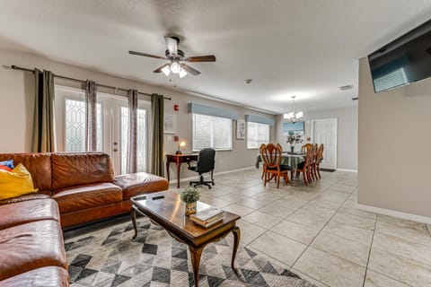 10 Mi to Adventure Island Home with Fenced Yard! House in Lutz