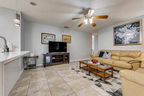 10 Mi to Adventure Island Home with Fenced Yard! House in Lutz