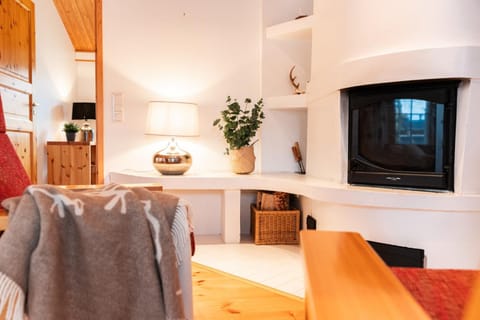 Seating area, fireplace