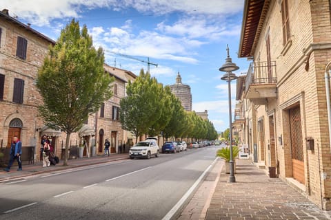 Property building, Nearby landmark, Place of worship, City view, Parking