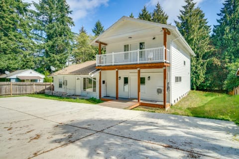 12 Mi to Seattle Townhome with Fenced Yard House in SeaTac