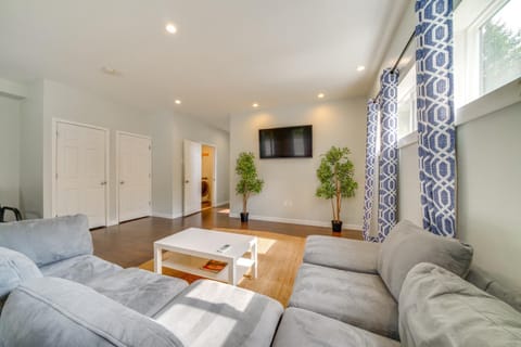 12 Mi to Seattle Townhome with Fenced Yard House in SeaTac