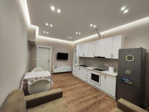 TV and multimedia, Kitchen or kitchenette, Photo of the whole room, oven