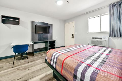 Bed, TV and multimedia, Bedroom