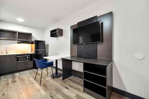 TV and multimedia, Kitchen or kitchenette, microwave