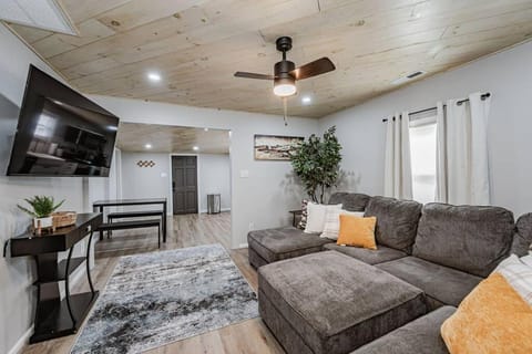 TV and multimedia, Living room, Seating area, Dining area