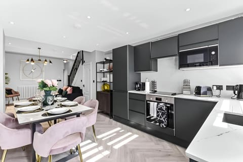 Coffee/tea facilities, Kitchen or kitchenette, Living room, Seating area, Dining area, minibar, oven, stove, toaster