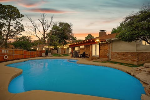 3-BD Backyard Oasis w Pool Patio Firepit House in Irving