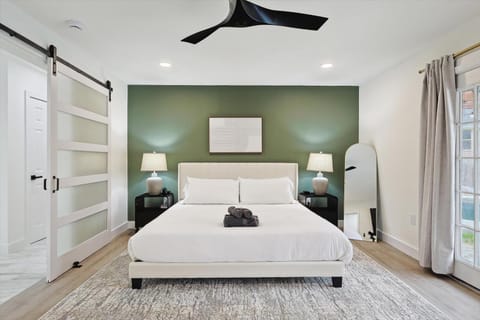 3-BD Backyard Oasis w Pool Patio Firepit House in Irving