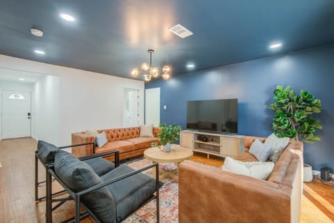 4-BD Mid-Modern Century with Firepit & Playground House in Houston