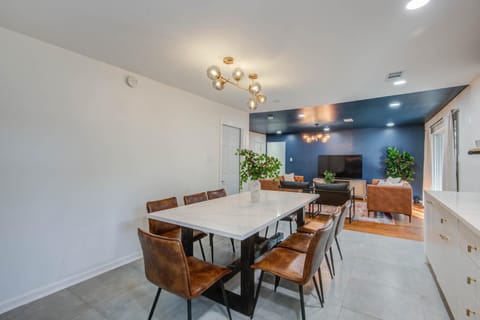 4-BD Mid-Modern Century with Firepit & Playground House in Houston