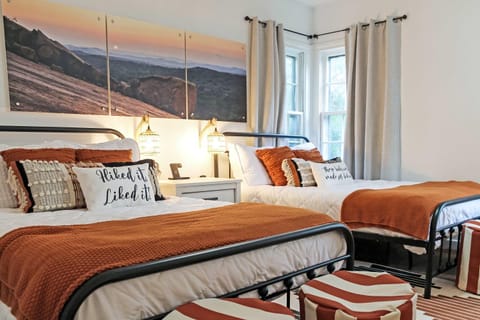 Kilted Cowboy - Hot Tub Fire Pit & Close to Main House in Fredericksburg