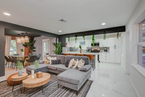 Spring Branch Getaway Feat 5BD Pool Hot tub House in Houston