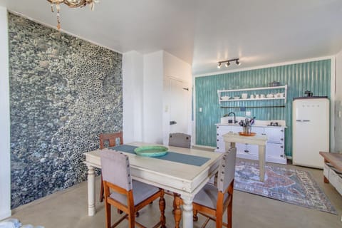 Kitchen or kitchenette, Dining area, stove