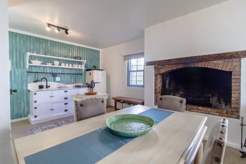 Kitchen or kitchenette, Seating area, Dining area, fireplace