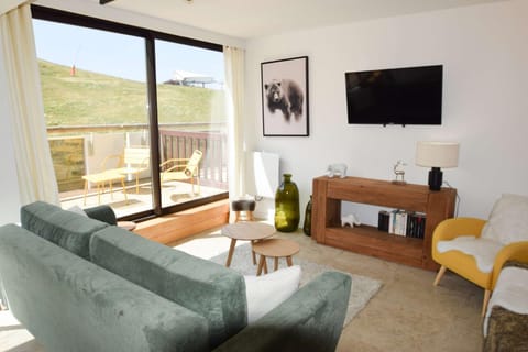 Bed, Living room, fireplace