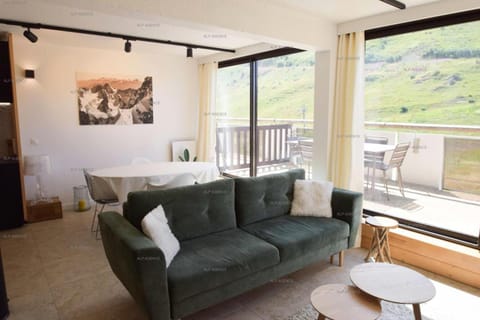 Bed, Living room, Bedroom, fireplace, furniture