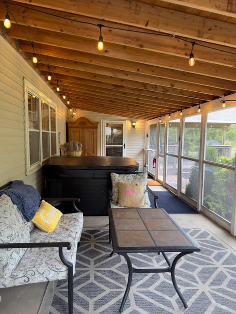 Waterfall Retreat Hot Tub, Pickleball, Fire Pit House in Finger Lakes