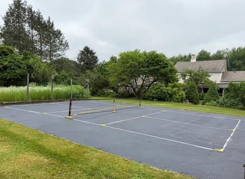 Waterfall Retreat Hot Tub, Pickleball, Fire Pit House in Finger Lakes