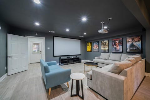 Bright and Spacious Home for w Pool -over 30 Nights- House in Houston