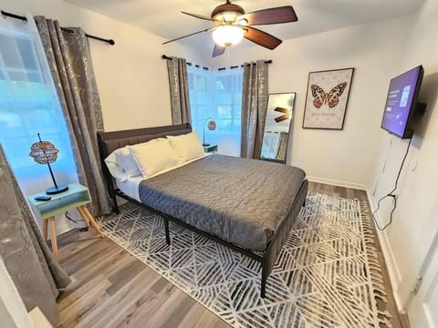 TV and multimedia, Photo of the whole room, Bedroom