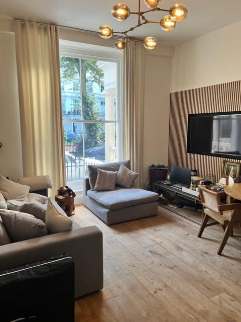 Communal lounge/ TV room, TV and multimedia, Living room, Seating area, Evening entertainment
