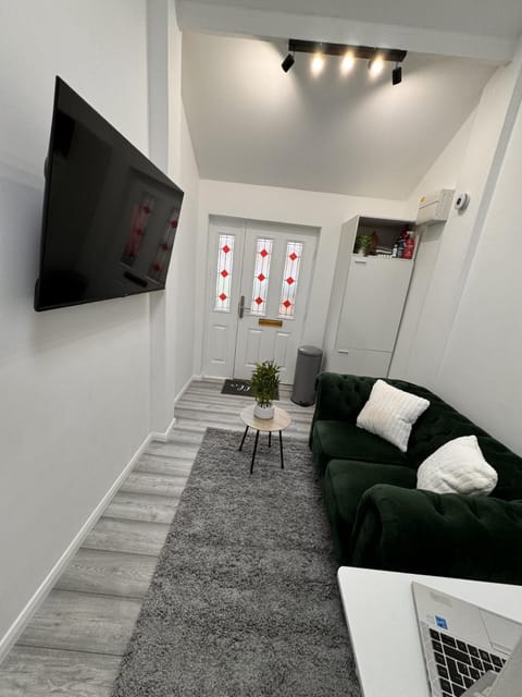 Property building, Communal lounge/ TV room, TV and multimedia, Living room, Photo of the whole room, Seating area, Evening entertainment