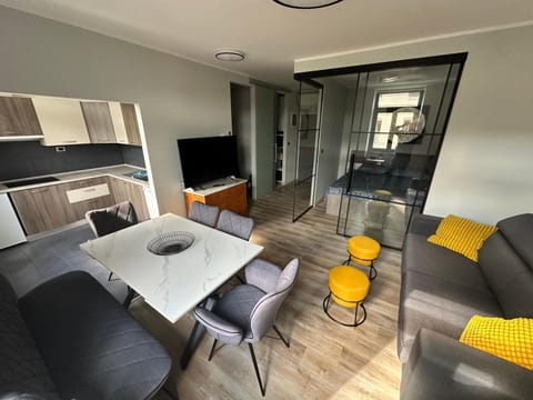 TV and multimedia, Kitchen or kitchenette, Living room, Seating area, Dining area