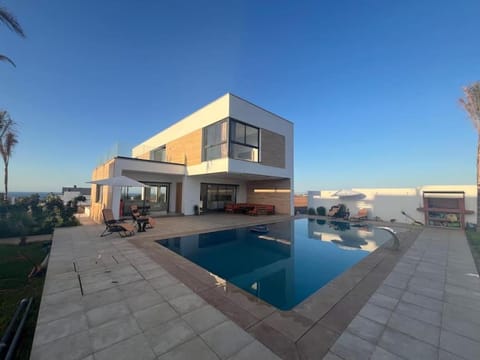 Property building, Day, Pool view, Swimming pool, sunbed