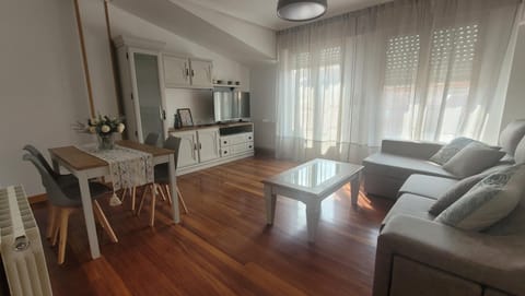 Communal lounge/ TV room, TV and multimedia, Living room, Seating area, Dining area