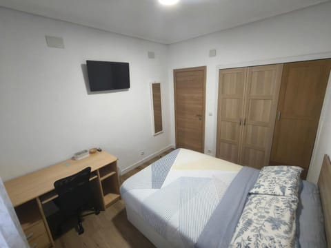 Bed, TV and multimedia, Seating area, Bedroom, wardrobe