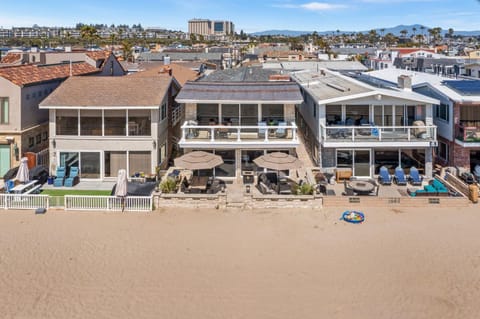 8BR Beach Duplex with Ocean Views, Patio & Pool Table House in Balboa Peninsula