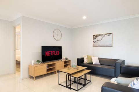 Communal lounge/ TV room, TV and multimedia, Living room, Seating area