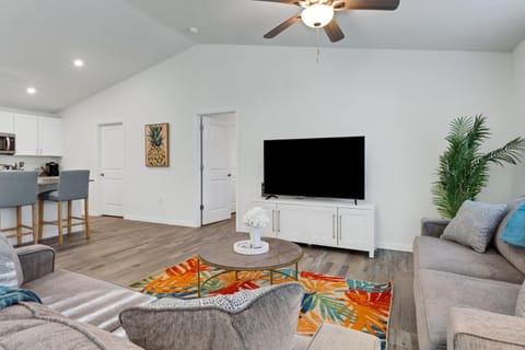 New With Heated SaltWater Pool! Great for 2 Families House in Cape Coral