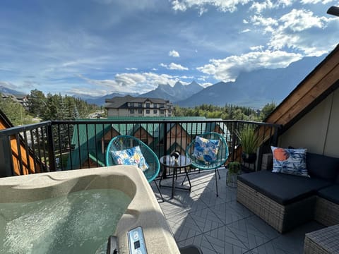 Patio, Natural landscape, Hot Tub, View (from property/room), Balcony/Terrace, Seating area, Mountain view