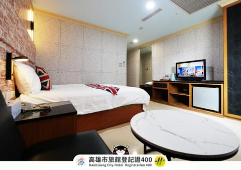 Communal lounge/ TV room, Bed, TV and multimedia, Photo of the whole room, Evening entertainment, Bedroom, Text overlay