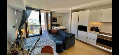 Communal lounge/ TV room, Bed, TV and multimedia, Kitchen or kitchenette, Living room, Photo of the whole room, Seating area, Bedroom