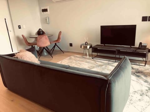 Communal lounge/ TV room, TV and multimedia, Living room, Seating area, Evening entertainment