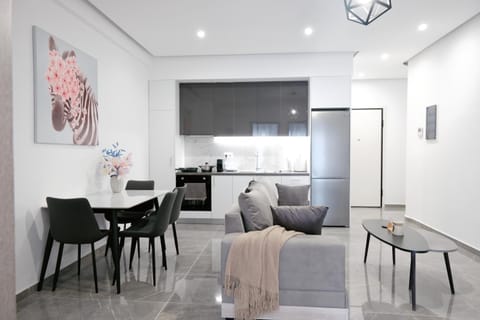 Kitchen or kitchenette, Living room, Seating area, Dining area, oven