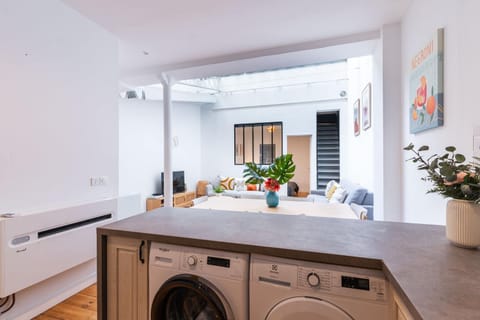 Kitchen or kitchenette, Living room, Seating area, washing machine, dryer