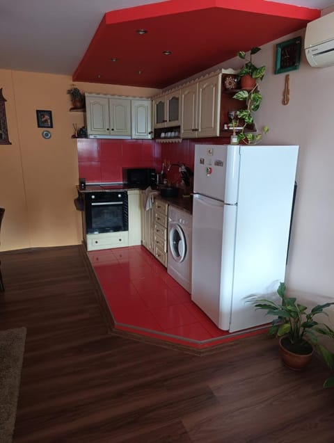 Property building, Kitchen or kitchenette, dishwasher, oven, stove, toaster, washing machine, kitchen