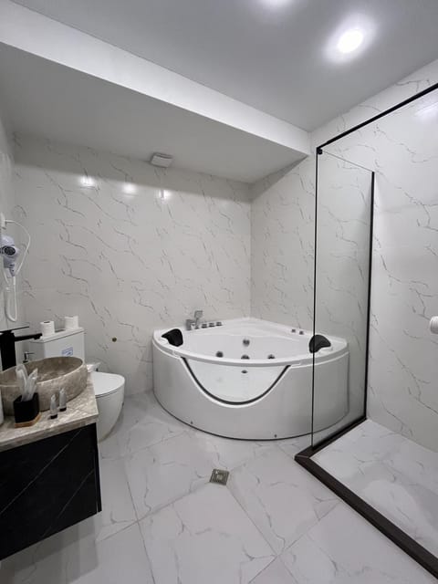 Shower, Hot Tub, Bathroom, Bath, towels
